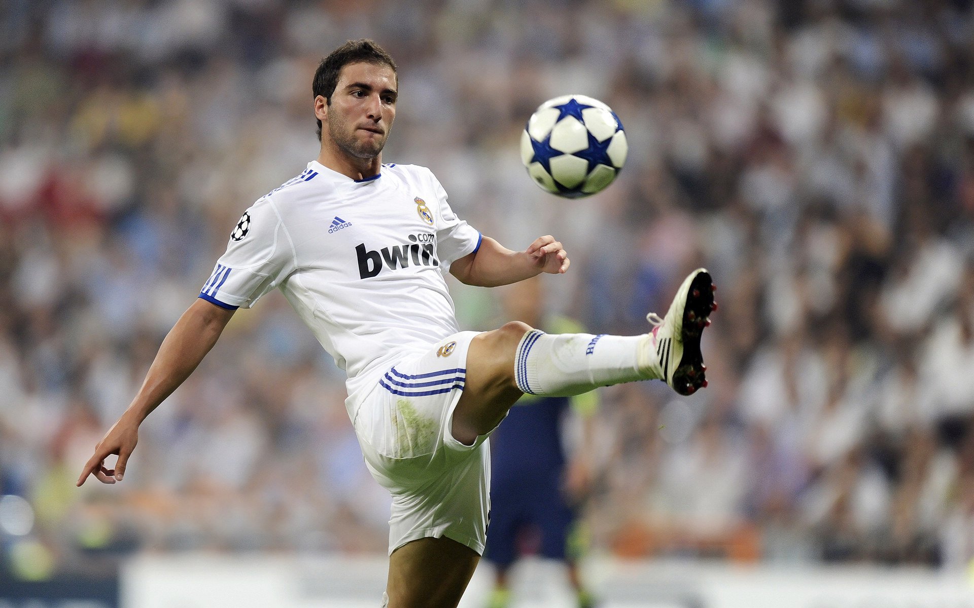 中超联赛激战正酣,海港领跑积分榜,泰山紧追不舍,保级大战白热化