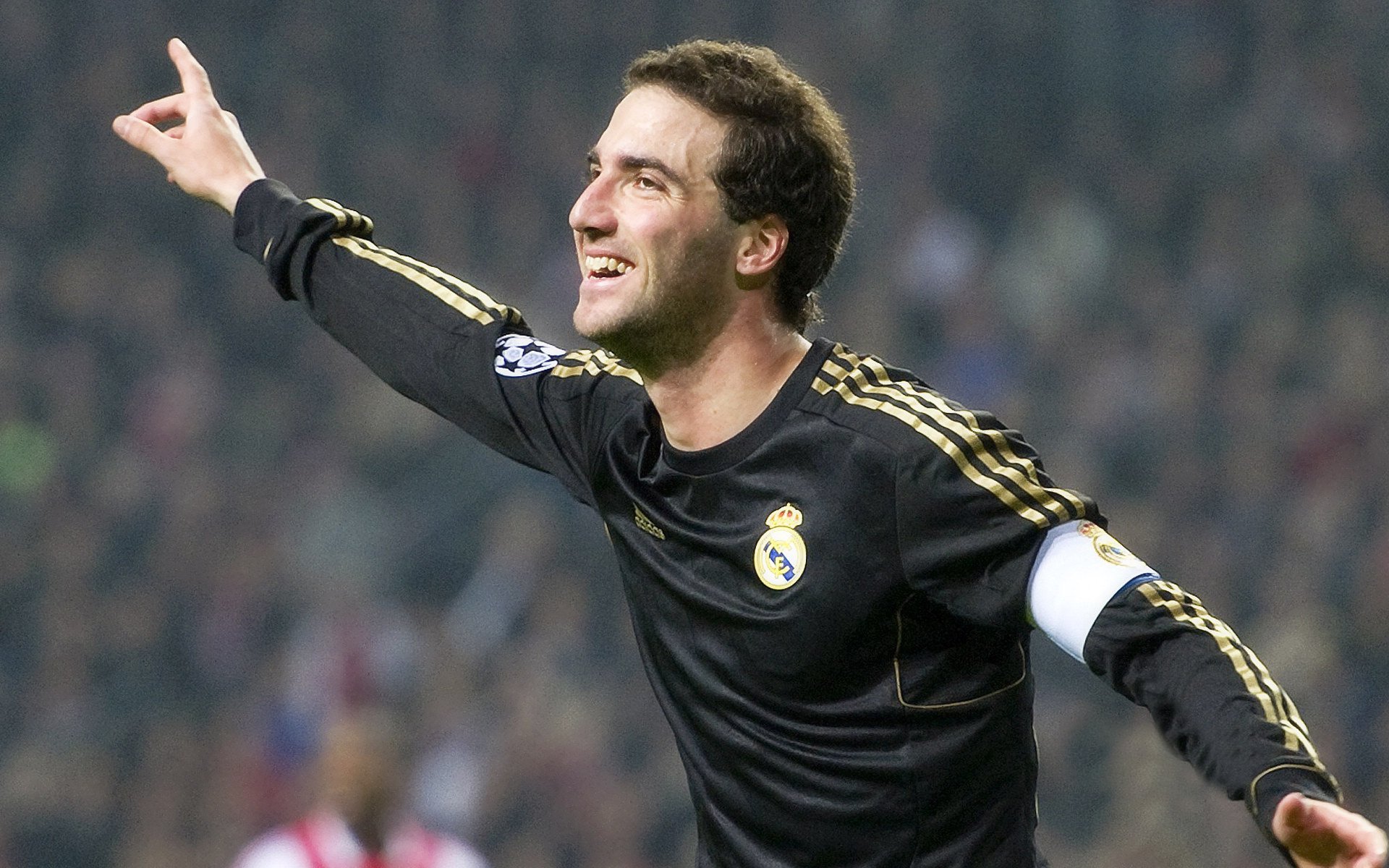 「重磅官宣！超级巨星哈兰德正式签约皇马，转会费破纪录引爆足坛」