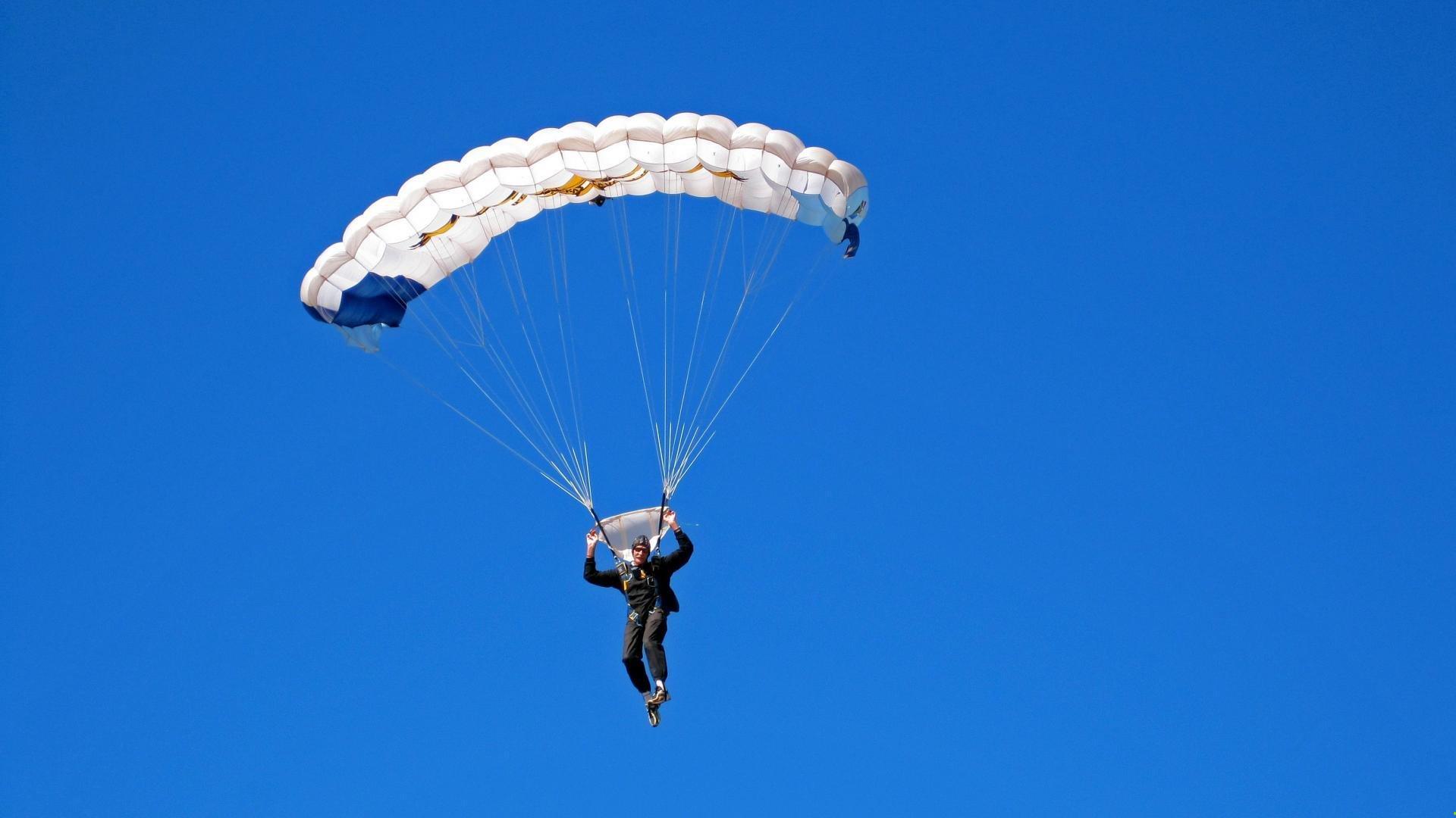 无名小将一黑到底！温网最大黑马爆冷击败世界第一，创历史纪录